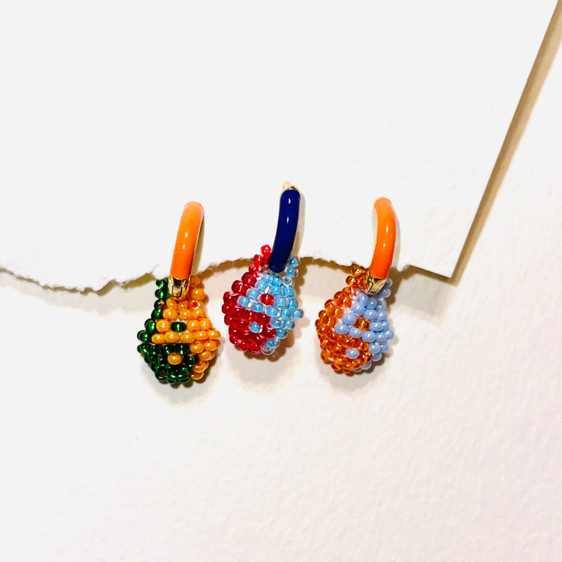 BEADED YING YANG ENAMEL HUGGIE EARRING | SINGLE TRASHÉ